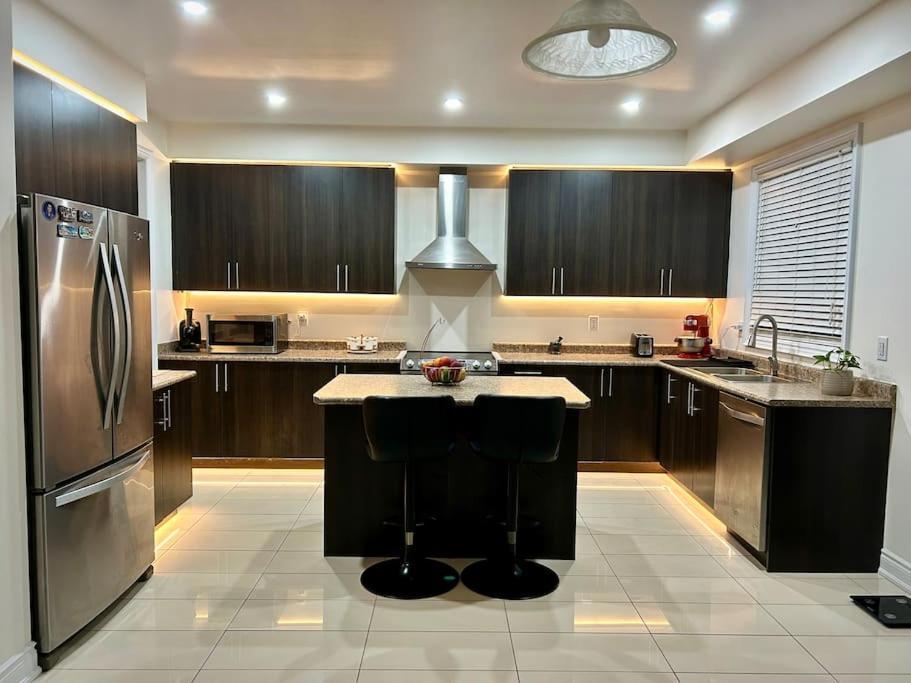 Beautiful Family - Master Bedroom * Niagara Falls