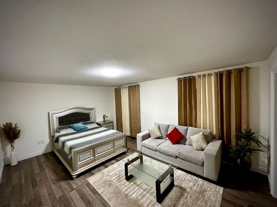 Beautiful Family - Master Bedroom *